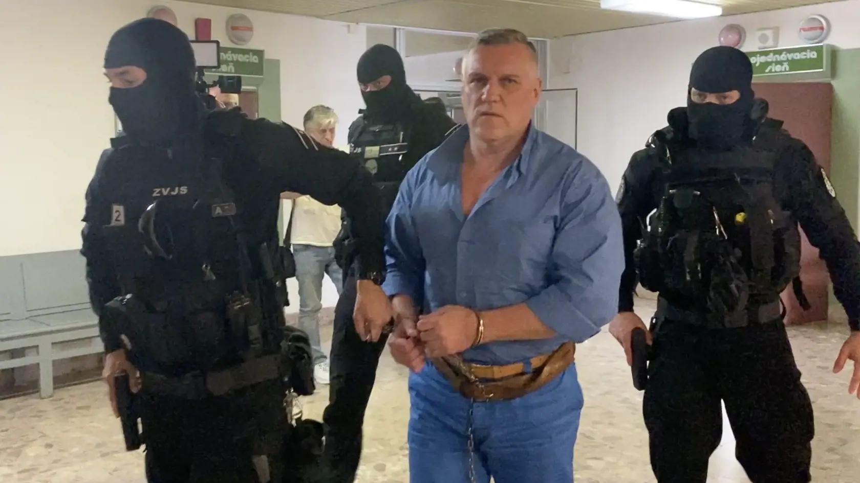 Mikuláš Černák vraví, že pri vražde Petra Klešča a pokusu o vraždu Jozefa Holuba išlo o pomstu zo strany Alojza Kromku pre vraždu jeho brata Lojza, ktorú vykonala skupina okolo Róberta Holuba. Klešča podľa neho zavraždili Lojzo Kromka, Karol Szatmáry, Karol Kollárik, Albert Sisák a echo o tom, či je Holub doma, im dával Alexander Horváth.