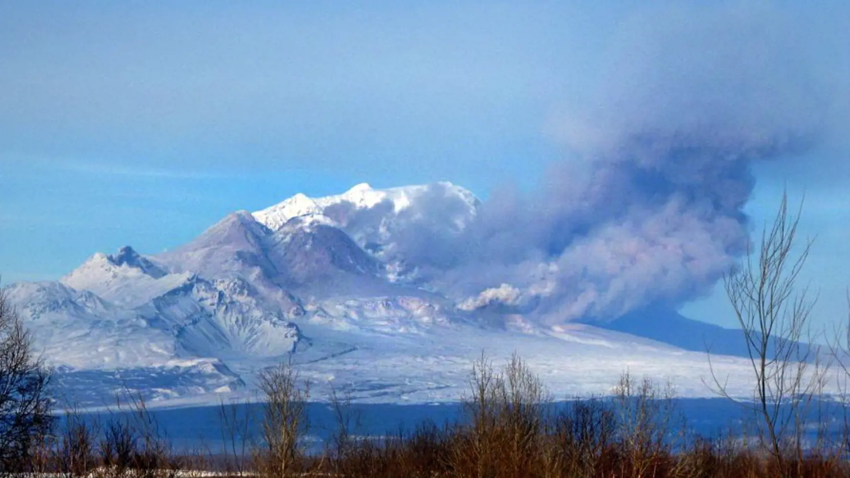 Erupcia sopky Siveluč v roku 2013.