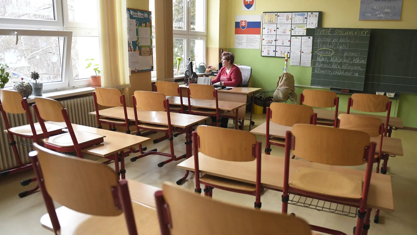 Na snímke učiteľka počas dištančného vyučovania na ZŠ Kežmarská 30 v Košiciach 2. februára 2022.