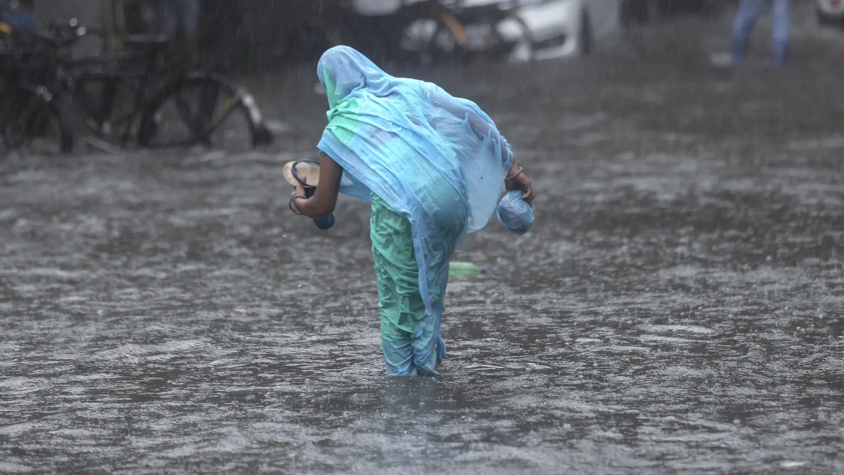 EBE 35 Bombaj - Na snímke žena sa snaží prebrodiť zaplavenou ulicou po prietrži mračien v indickom Bombaji 9. júna 2021. FOTO TASR/AP
A woman tries to make her way through a flooded street during heavy rains in Mumbai, India, Wednesday, June 9, 2021. (AP Photo/ Rafiq Maqbool)
