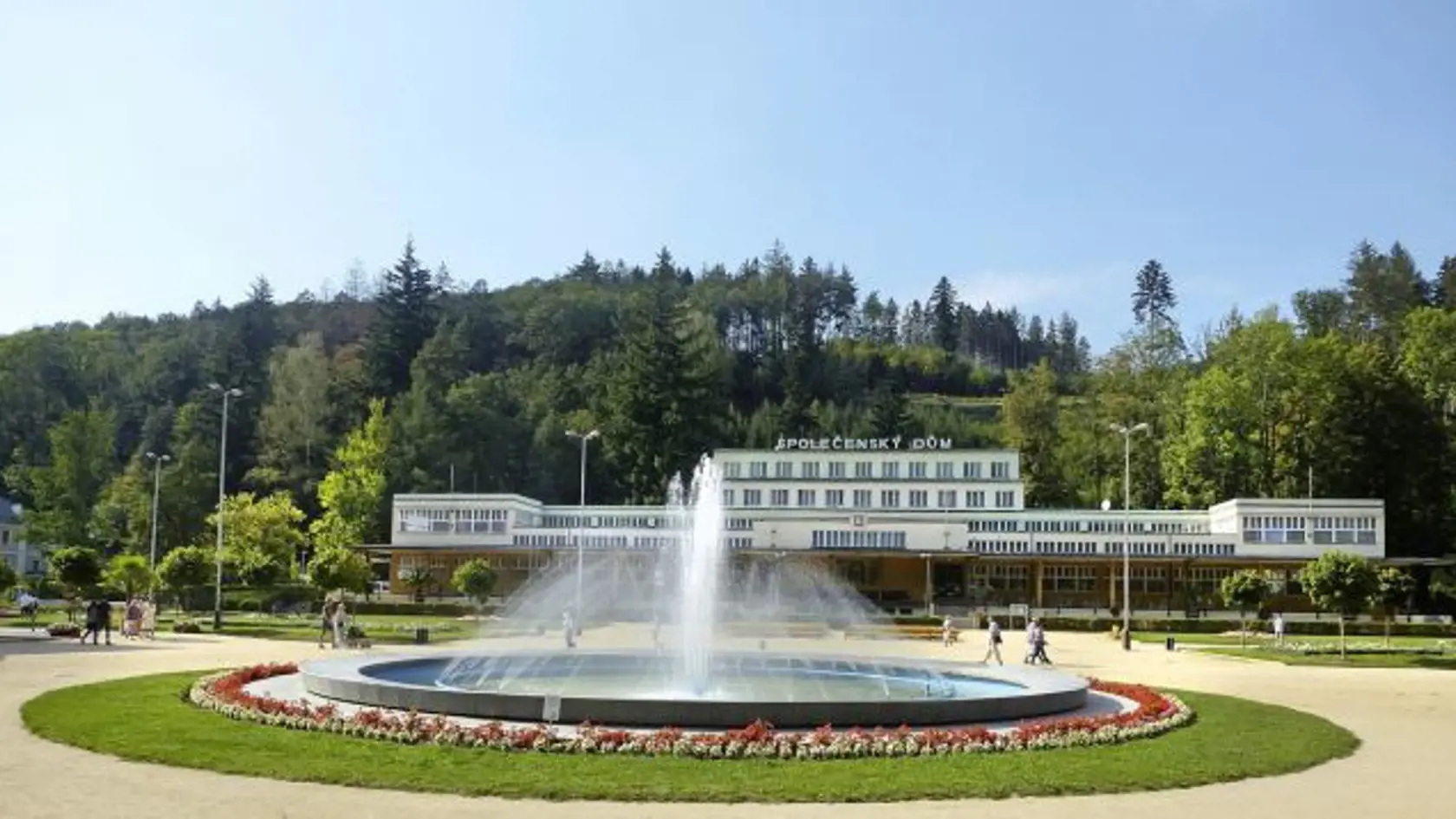 V centre kúpeľného areálu je pekne, príjemne a rušno.