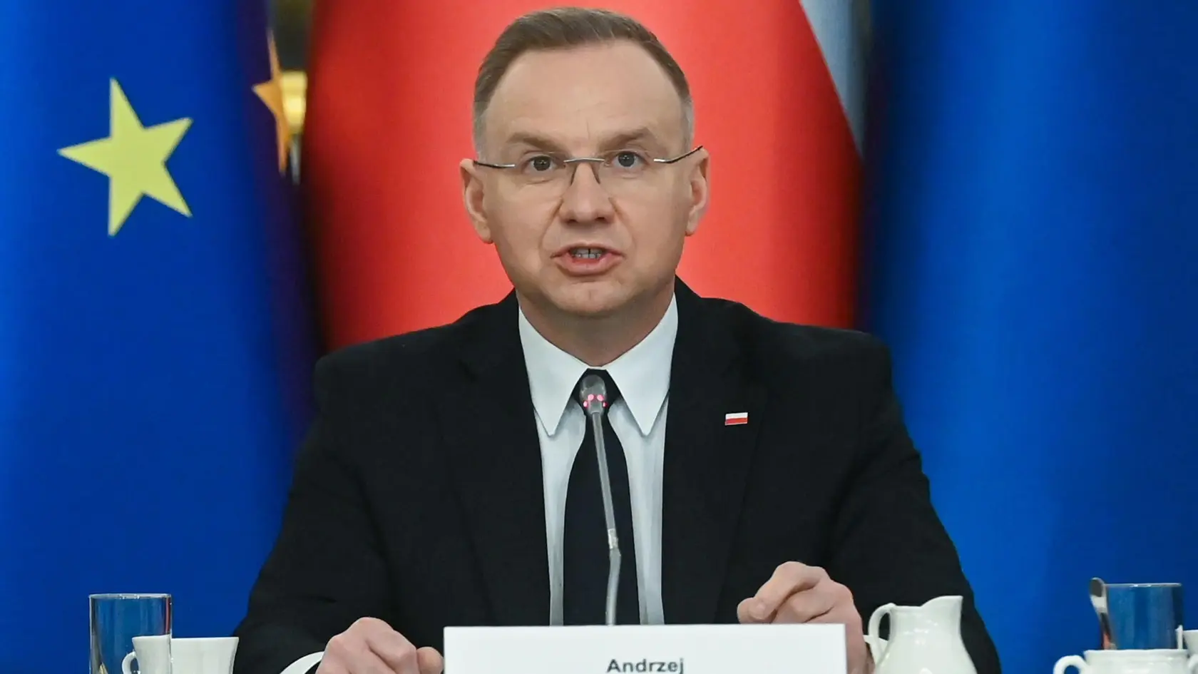 WA 4 Varšava - Poľský prezident Andrzej Duda počas zasadnutia Rady pre národnú bezpečnosť vo Varšave v pondelok 24. februára 2025. Ruský prezident Vladimir Putin chcel dobyť Ukrajinu za tri dni, no nepodarilo sa mu to ani za tri roky, povedal v pondelok poľský prezident Andrzej Duda. Jeho  prejav sa pri príležitosti výročia ruskej invázie vysielal online aj v Kyjeve. Lídri z celého sveta sa v pondelok zišli v ukrajinskom hlavnom meste, aby Kyjevu na výročia invázie vyjadrili podporu. FOTO TASR/PAP 

Warszawa, 24.02.2025. Prezydent RP Andrzej Duda podczas posiedzenia Rady Bezpieczeństwa Narodowego w Pałacu Prezydenckim w Warszawie, 24 bm. Prezydent RP przedstawi informacje ze spotkań z przedstawicielami administracji amerykańskiej. Rozmowy mają też dotyczyć sytuacji geopolitycznej i kwestii Ukrainy. (sko) PAP/Piotr Nowak