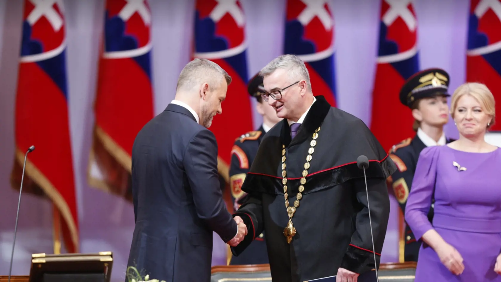 Podpredseda Národnej rady (NR) SR Peter Žiga (Hlas-SD) otvoril slávnostnú schôdzu parlamentu, na ktorej Peter Pellegrini zloží prezidentský sľub a ujme sa funkcie prezidenta SR.