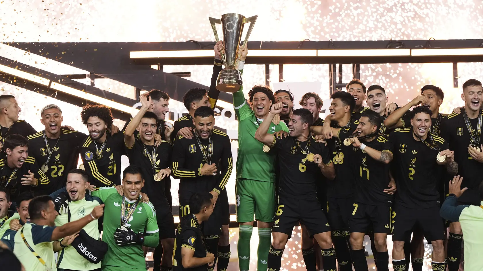 Mexickí futbaloví reprezentanti triumfovali vo finále CONCACAF Gold Cupu.