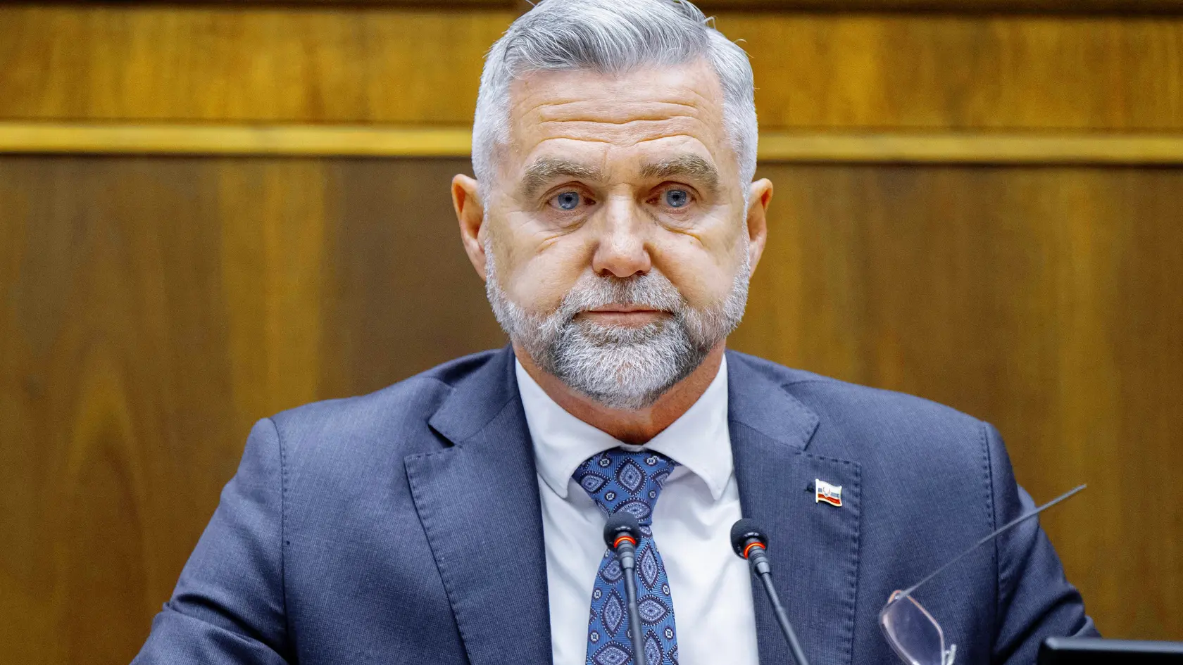 Parlament presunul na ďalšiu riadnu schôdzu opozičný návrh na vyslovenie nedôvery vláde, ako aj návrhy na odvolanie ministrov. Takisto poslanci odobrili, aby Národná rada (NR) SR rokovala počas aktuálnej schôdze aj v pondelok (14. 4.), hoci pondelky zvyčajne nie sú rokovacím dňom. Rozhodli o tom vo štvrtkovom hlasovaní.