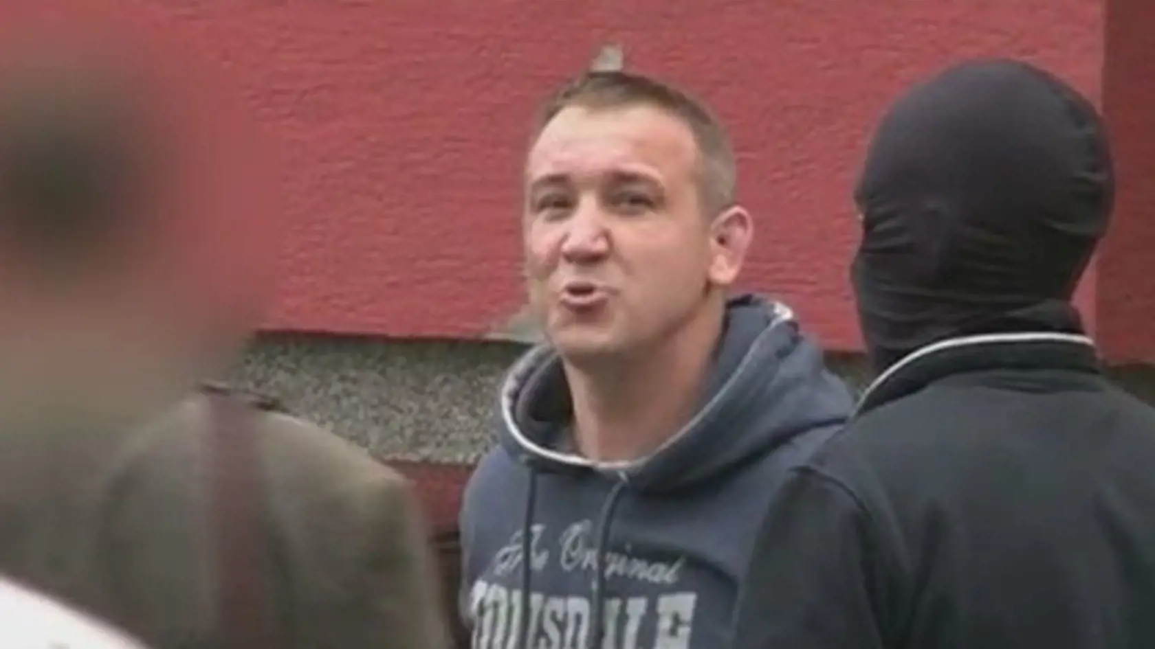 Róbert Okoličány v putách za marenie dražby.