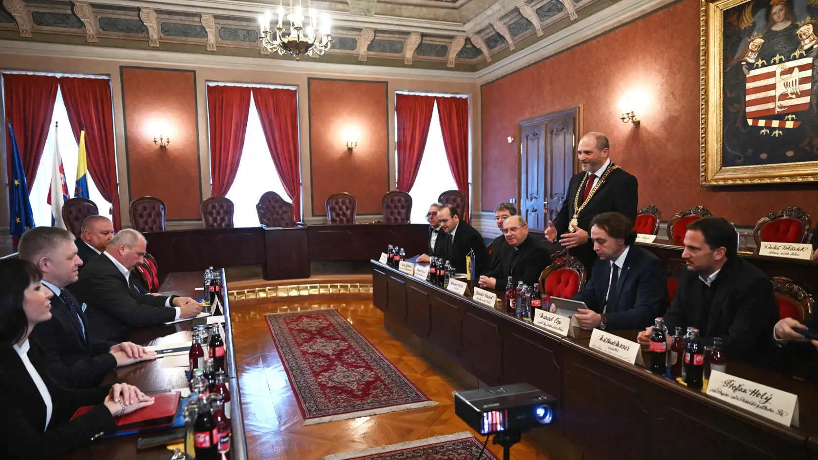 Na snímke druhý zľava predseda vlády SR Robert Fico (Smer-SD) a vpravo stojí primátor Košíc Jaroslav Polaček počas pracovného stretnutia na tému program štátom podporovaného nájomného bývania za účasti zástupcov Ministerstva dopravy SR, Agentúry štátom podporovaného nájomného bývania, mesta Košice, Košickej arcidiecézy a zástupcov investora v Košiciach 16. januára 2025. FOTO TASR – František Iván