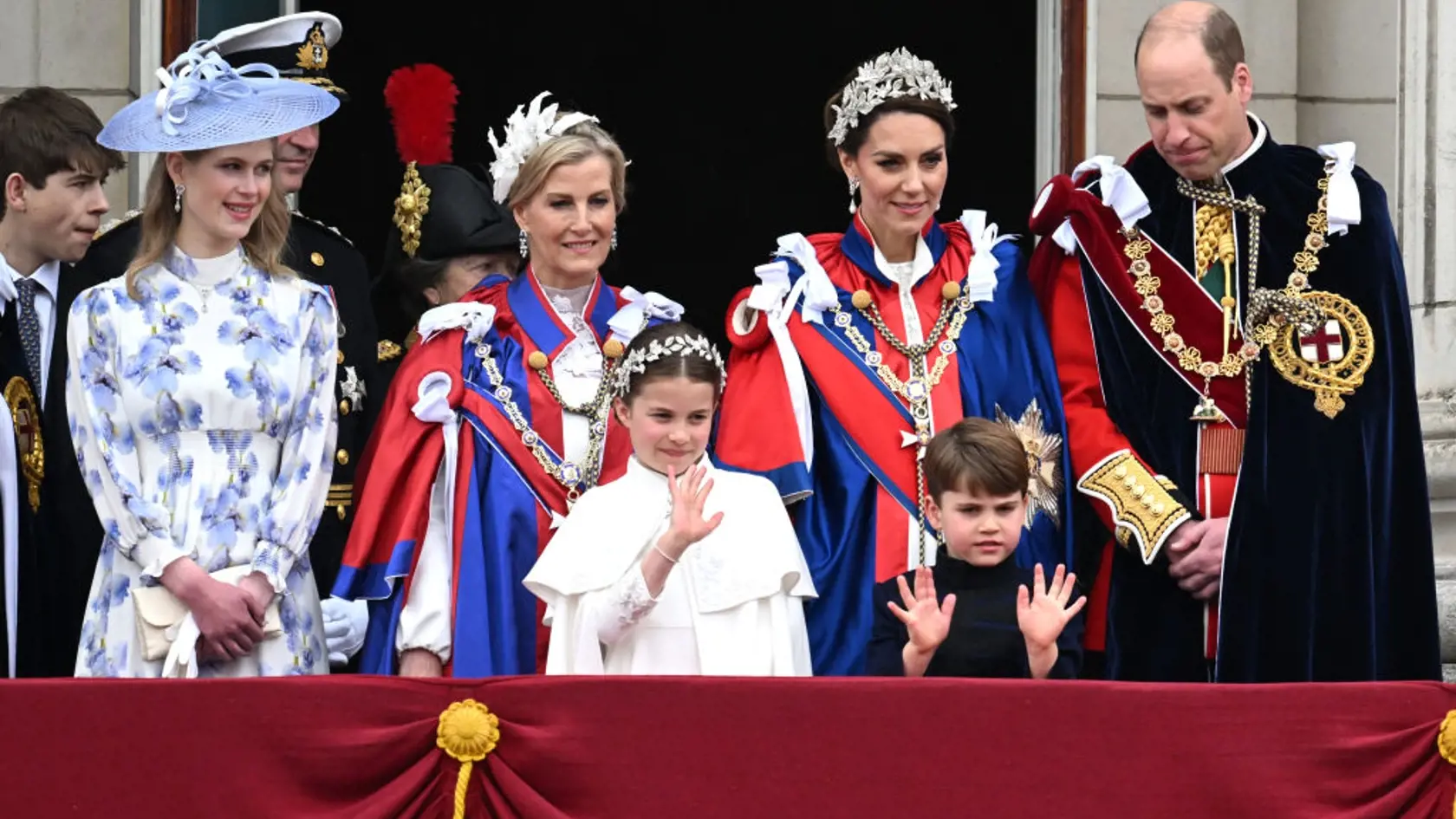 Princ Louis predviedol počas korunovácie plejádu grimás.