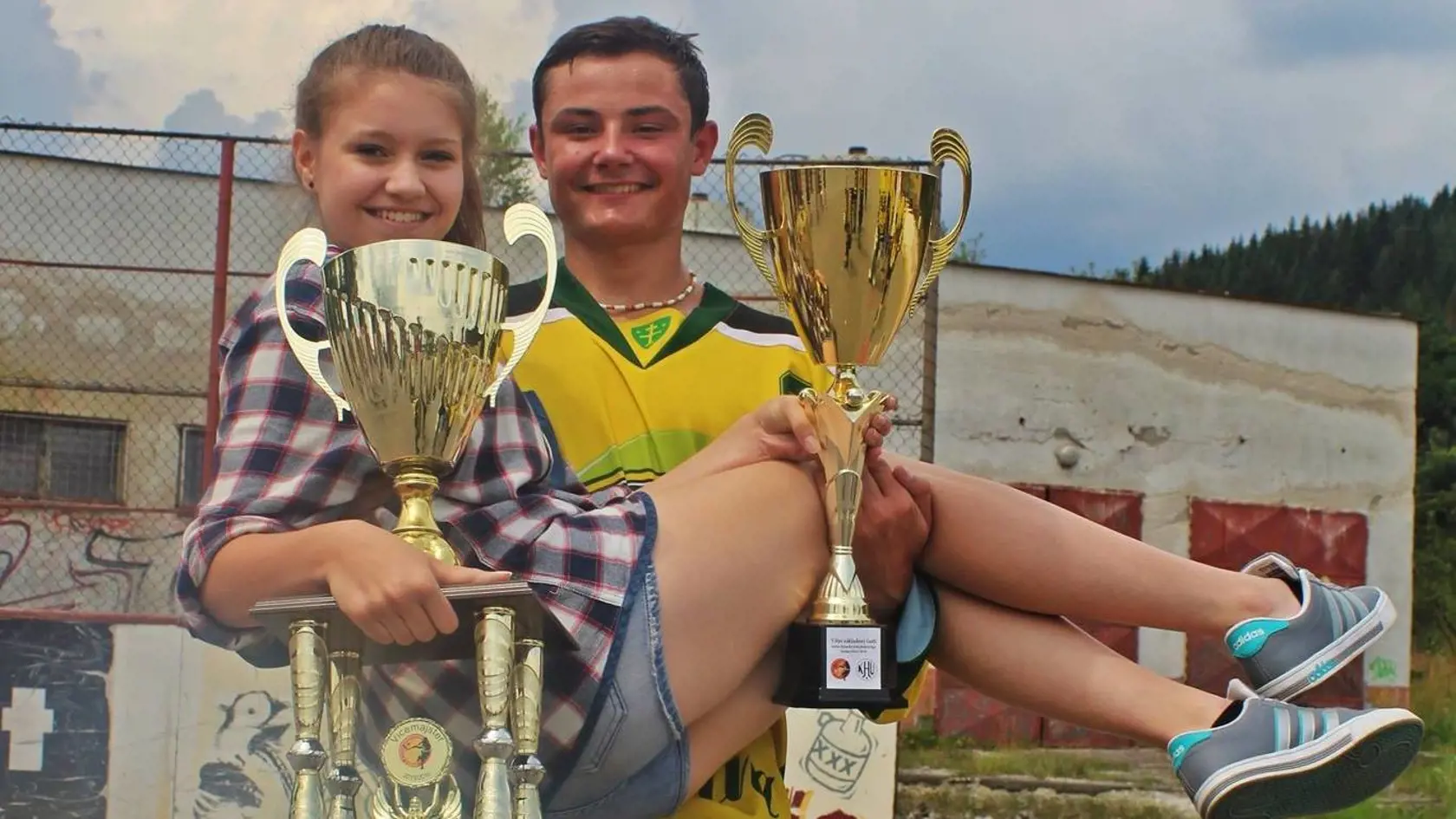 S trofejami i svojou láskou.