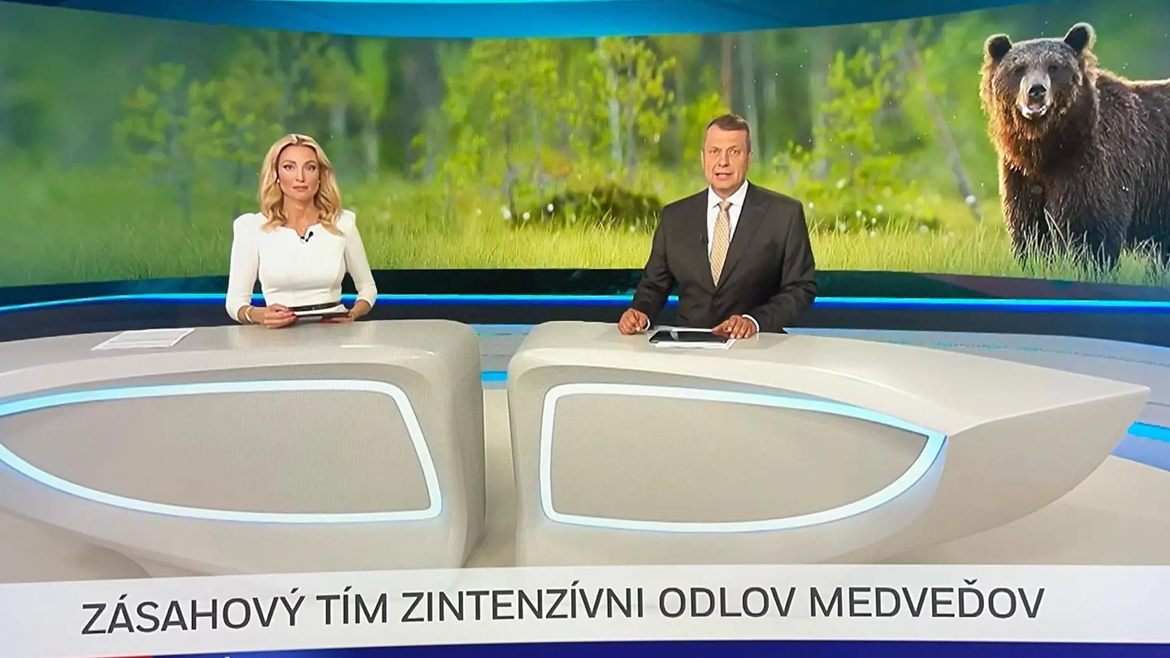 Na televíznych obrazovkách musí mať seriózny vzhľad a účes, no v súkromí si Simona Simanová môže dovoliť nejaký ten výstrelok.