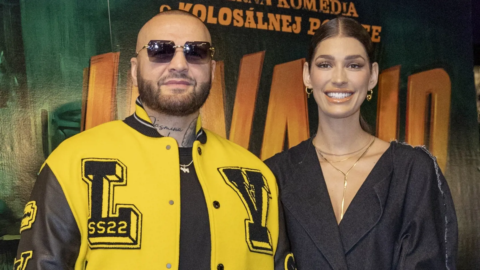 Premiéra filmu Invalid: Na snímke manželia Patrik Rytmus Vrbovský a Jasmina Alagič Vrbovská. Raper zvolil žltú bundu luxusnej značky Louis Vuitton.