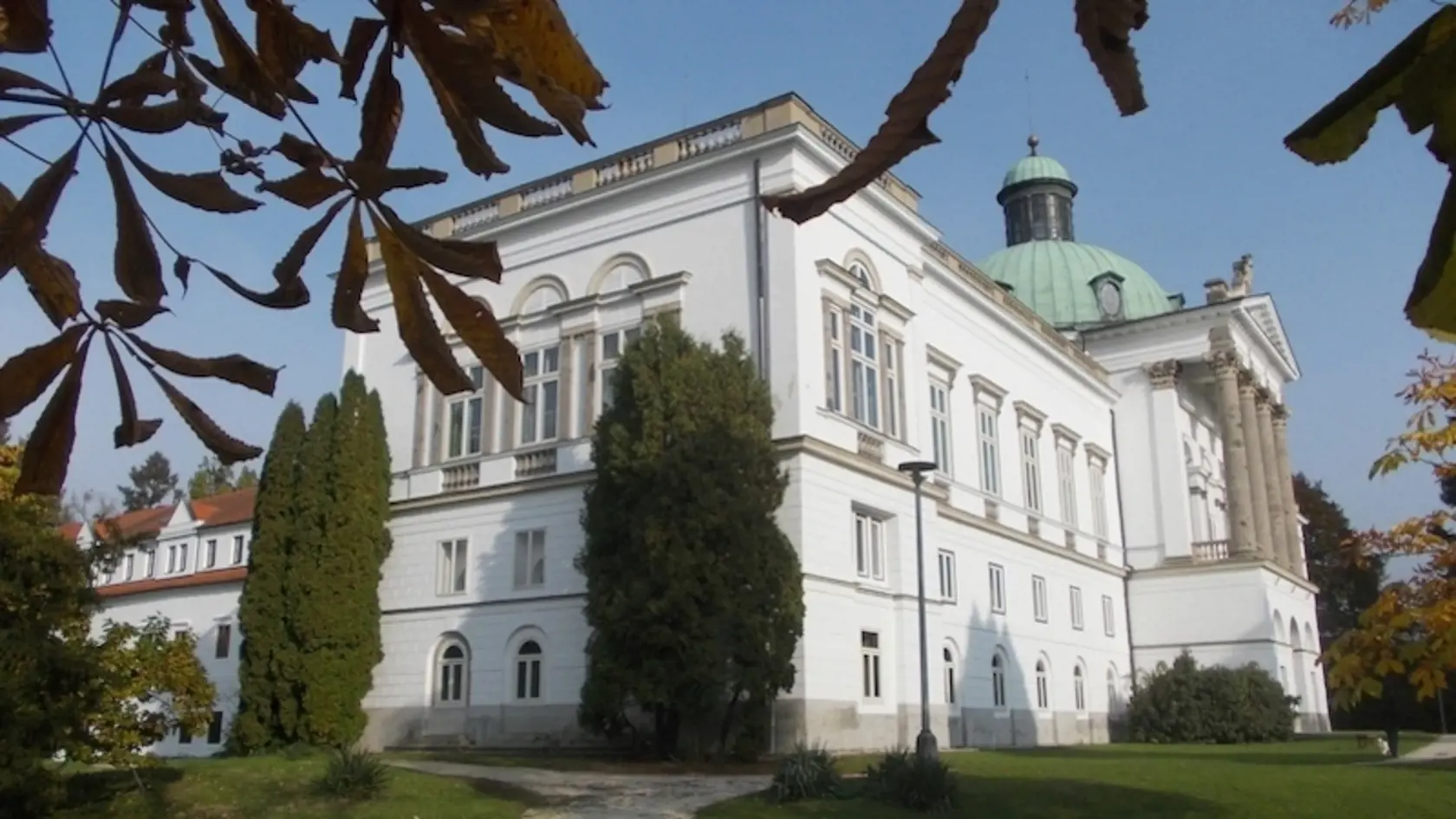 T. G. Masaryk si Topoľčianky vybral za svoje letné sídlo. Prišiel sem prvýkrát v roku 1923 a návštevy každoročne opakoval až do roku 1933. Počas svojho pobytu na zámku prijímal významné zahraničné návštevy. Stretol sa v ňom napríklad s rumunským kráľom Karolom. Prezidenta navštívila v Topoľčiankach aj  vdova po americkom prezidentovi Edith Wilsonová, francúzsky minister letectva Paul Painlevé, bulharský kráľ Boris. Častým hosťom prezidenta bol český spisovateľ Karel Čapek a práve v Topoľčiankach vznikli známe Hovory s T. G. Masarykom. V júni 1968 prišiel  neoficiálne aj Alexander Dubček. V Poľovníckom zámku ho čakal zastupujúci riaditeľ Lesného závodu, ktorý sledoval v televízii futbalový zápas. Nezbadal príchod Dubčeka. Ten sa usadil  vybalil chlieb so šunkou a tiež sledoval zápas. Až po chvíli domáci zaregistroval šušťanie papiera a Dubčekovi sa ospravedlňoval.
