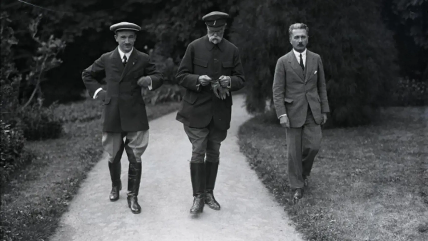 T. G. Masaryk s  Edvardom Benešom a generálom Viktorom Hoppem na prechádzke  v parku Topoľčiankach v septembri 1923.