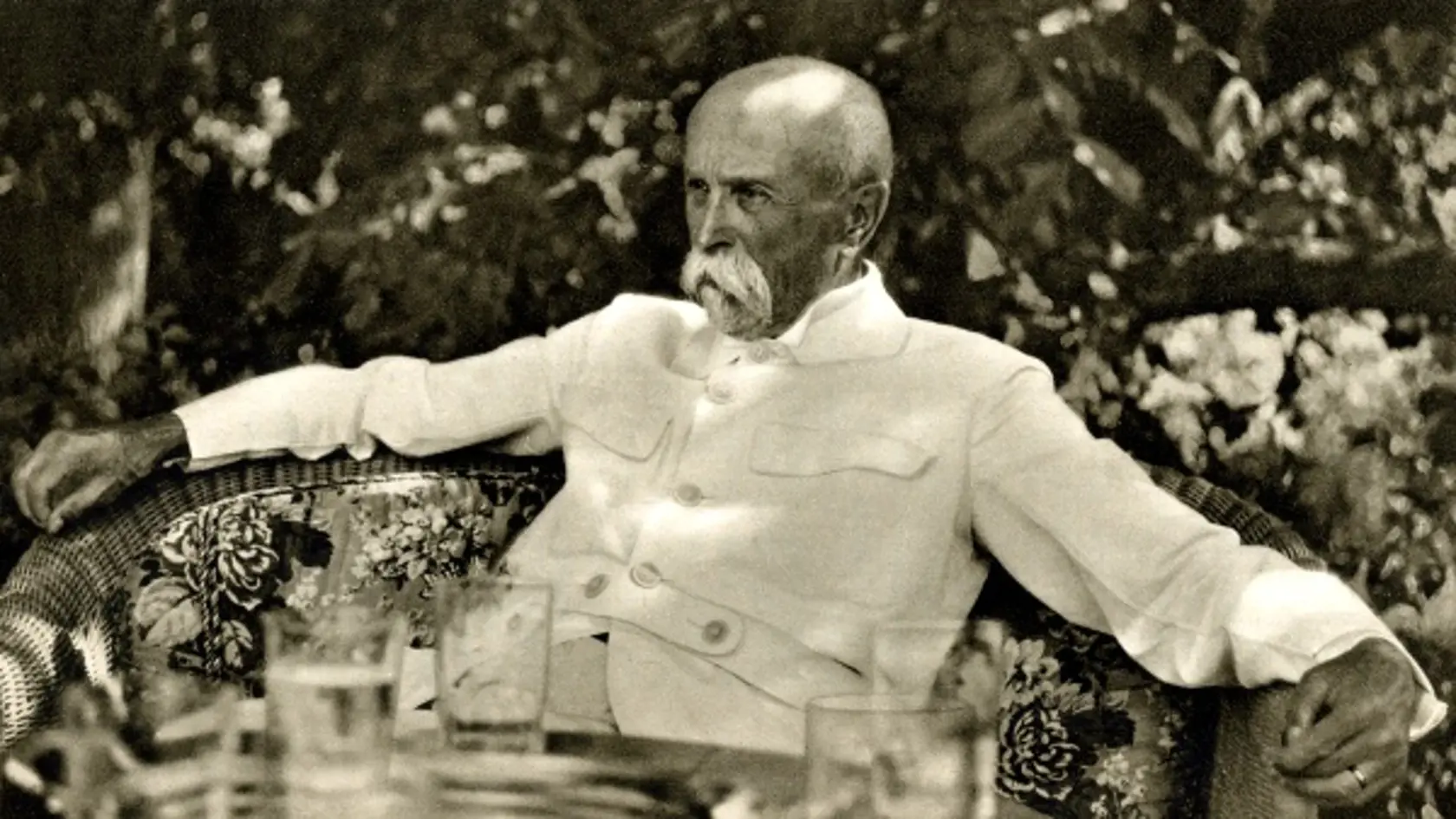 Pre T.G. Masaryka bol typický športový vychádzkový  oblek, ktorý sa stal symbolom jeho vyobrazenia na fotografiách i portrétoch. Obliekal sa na tú dobu veľmi štýlovo.