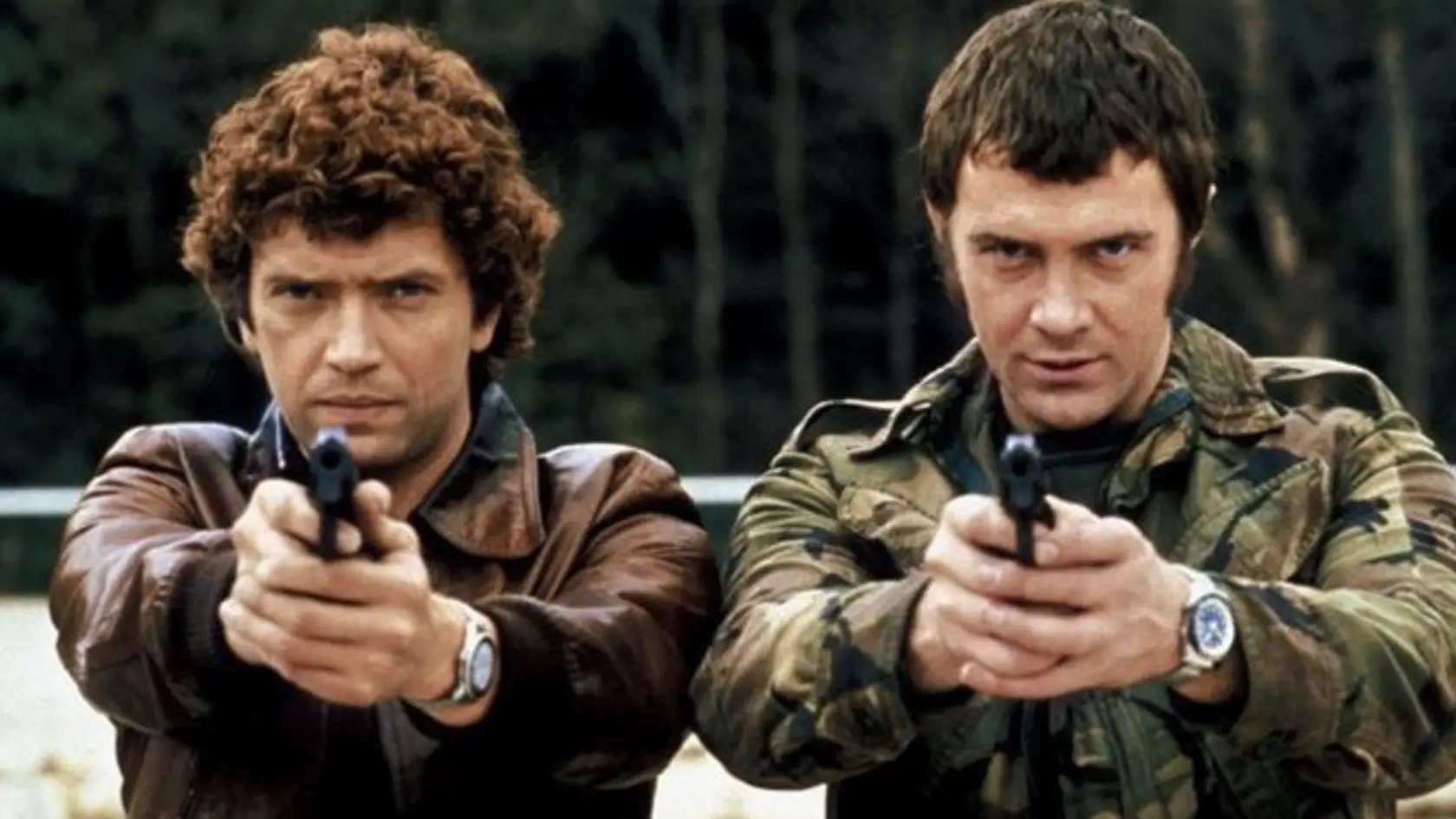 Kriminálny seriál vysielali v roku 1977 až 1983, koniec prišiel po 57 epizódach – údajne pre nezhody medzi hlavnými hercami. V úlohe expolicajta Doyla sa divákom predstavil dnes už 75-ročný Martin Shaw, zatiaľ čo Bodieho, bývalého vojenského parašutistu a neskôr žoldáka, stvárnil Lewis Collins († 67).