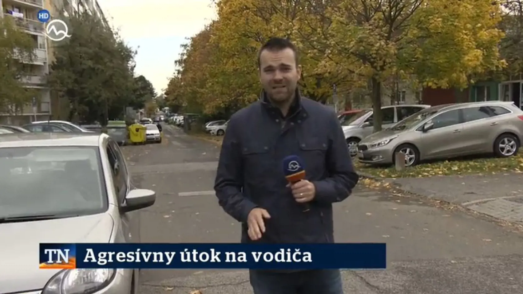 Matúš Zápala (otočený chrbtom)má viacnásobnú zlomeninu spodnej čeľuste.