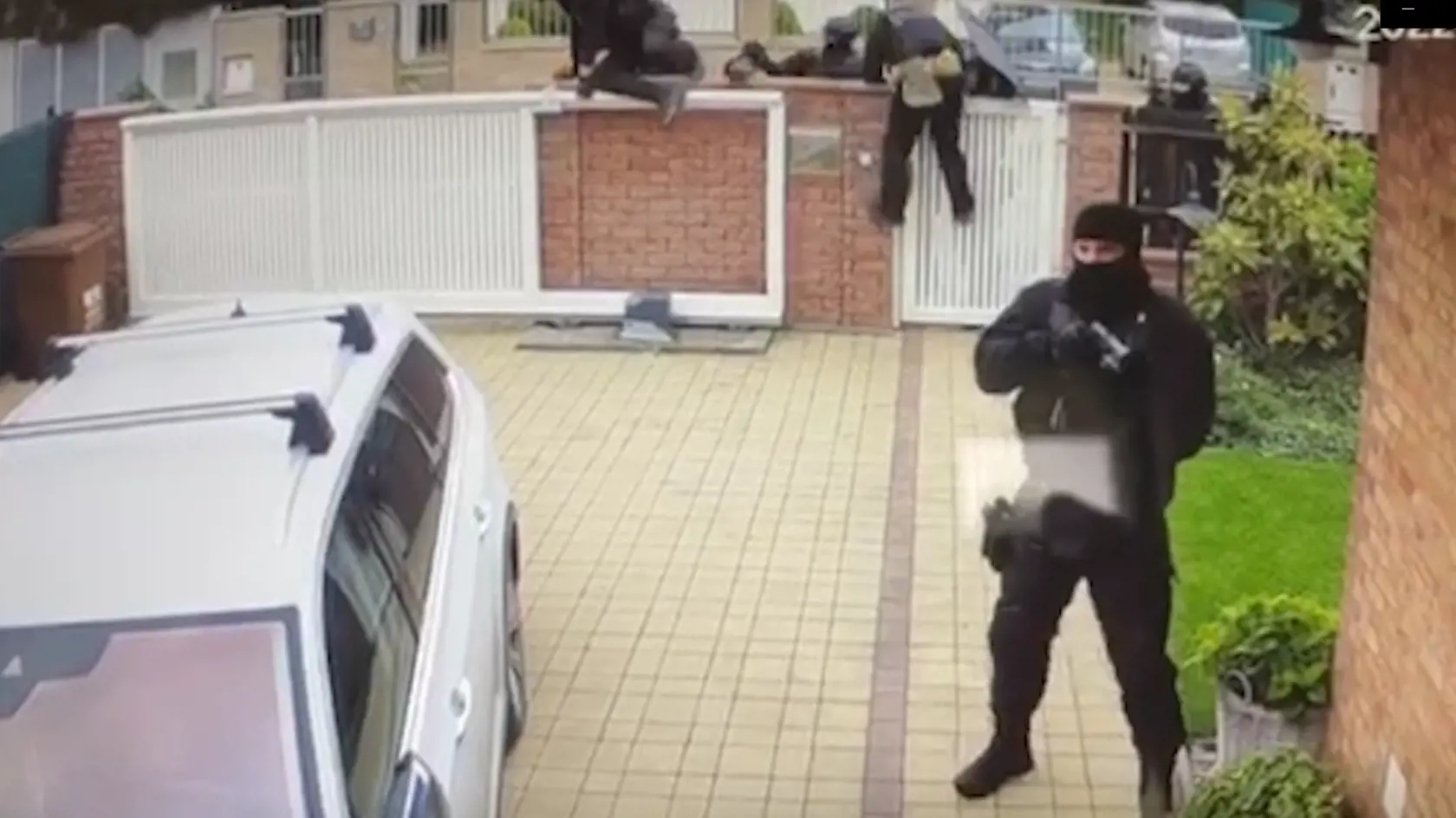 Zásah kukláčov Inšpekcie MV SR vyzeral úplne komicky. Jeden z policajtov pri zoskočení z múru padol na zem. Predvolanie prišlo "doručiť" vyše 10 ozbrojených mužov.