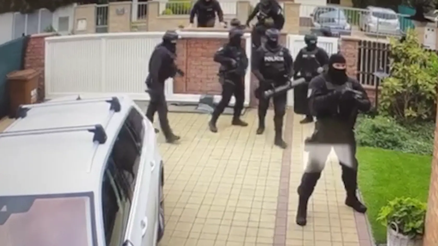 Zásah kukláčov Inšpekcie MV SR vyzeral úplne komicky. Jeden z policajtov pri zoskočení z múru padol na zem. Predvolanie prišlo "doručiť" vyše 10 ozbrojených mužov.