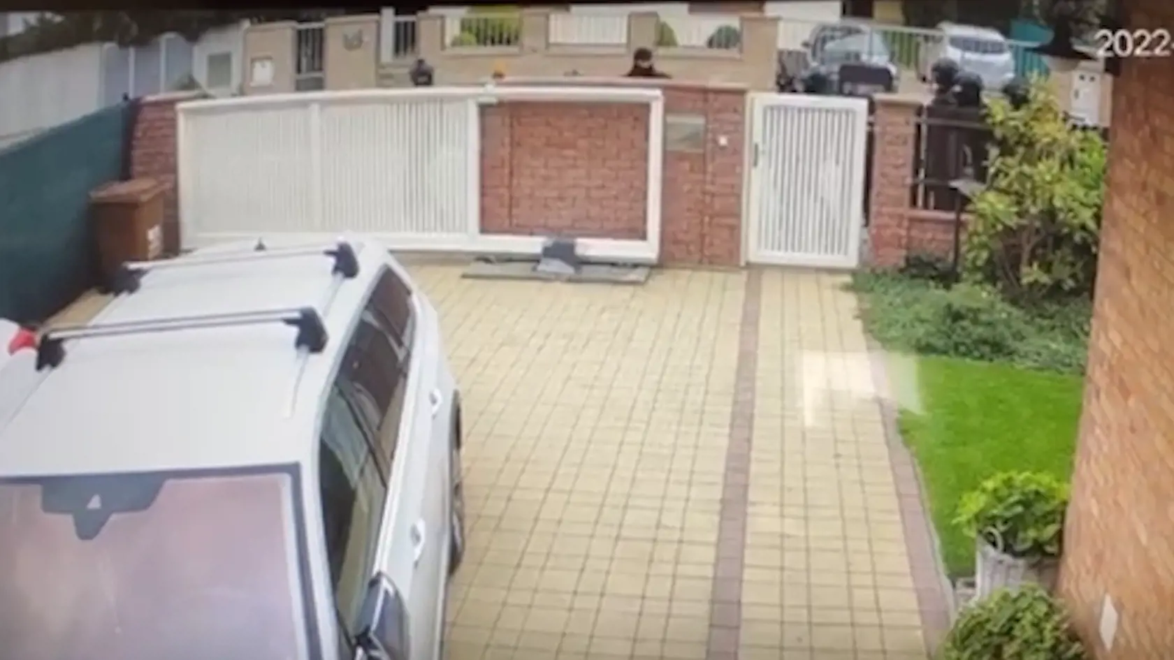 Zásah kukláčov Inšpekcie MV SR vyzeral úplne komicky. Jeden z policajtov pri zoskočení z múru padol na zem. Predvolanie prišlo "doručiť" vyše 10 ozbrojených mužov.