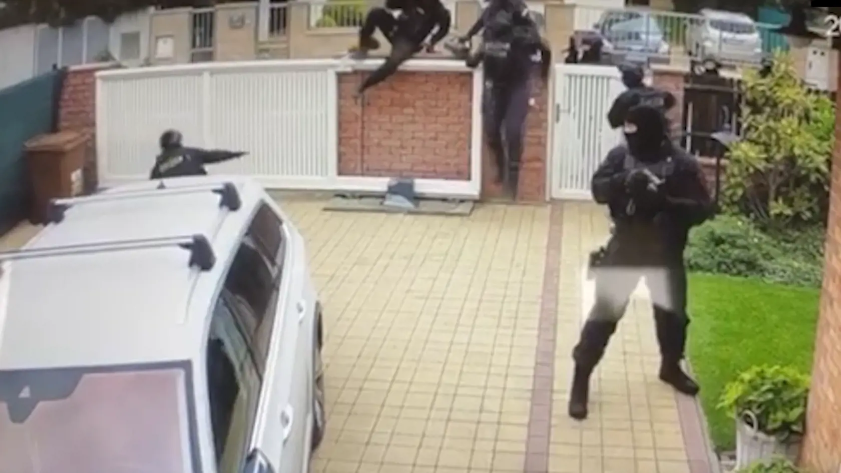 Zásah kukláčov Inšpekcie MV SR vyzeral úplne komicky. Jeden z policajtov pri zoskočení z múru padol na zem. Predvolanie prišlo "doručiť" vyše 10 ozbrojených mužov.