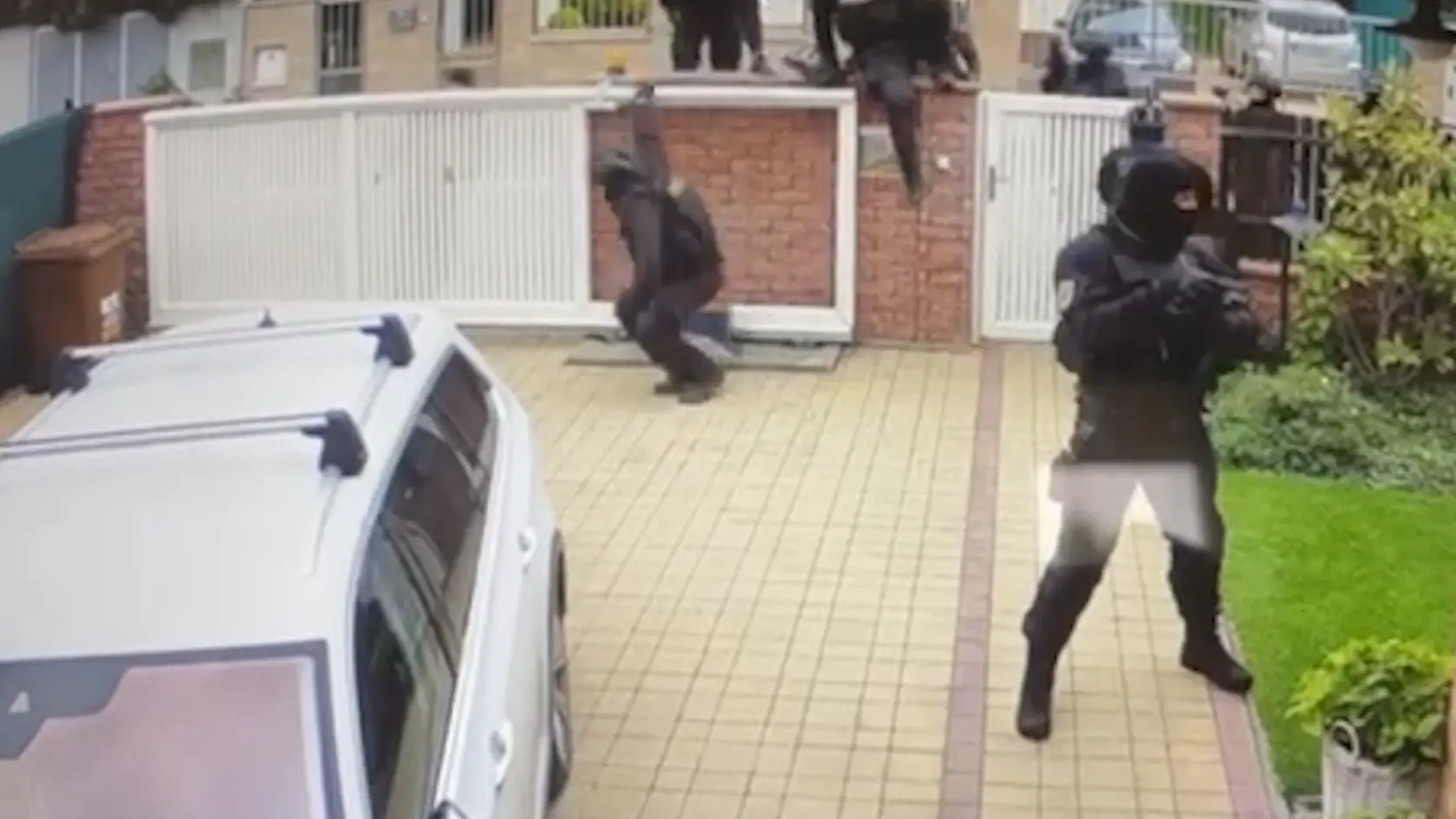Zásah kukláčov Inšpekcie MV SR vyzeral úplne komicky. Jeden z policajtov pri zoskočení z múru padol na zem. Predvolanie prišlo "doručiť" vyše 10 ozbrojených mužov.