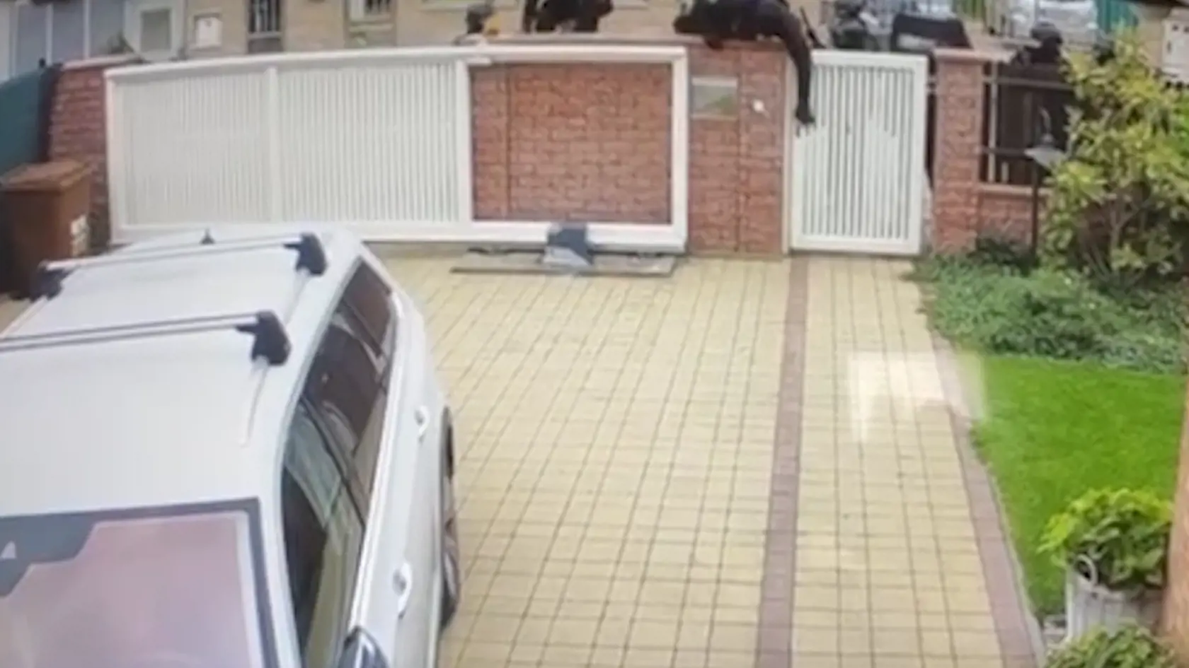Zásah kukláčov Inšpekcie MV SR vyzeral úplne komicky. Jeden z policajtov pri zoskočení z múru padol na zem. Predvolanie prišlo "doručiť" vyše 10 ozbrojených mužov.