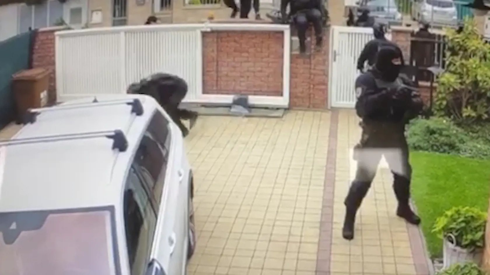 Zásah kukláčov Inšpekcie MV SR vyzeral úplne komicky. Jeden z policajtov pri zoskočení z múru padol na zem. Predvolanie prišlo "doručiť" vyše 10 ozbrojených mužov.