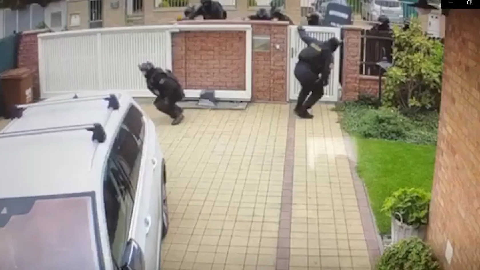 Zásah kukláčov Inšpekcie MV SR vyzeral úplne komicky. Jeden z policajtov pri zoskočení z múru padol na zem. Predvolanie prišlo "doručiť" vyše 10 ozbrojených mužov.