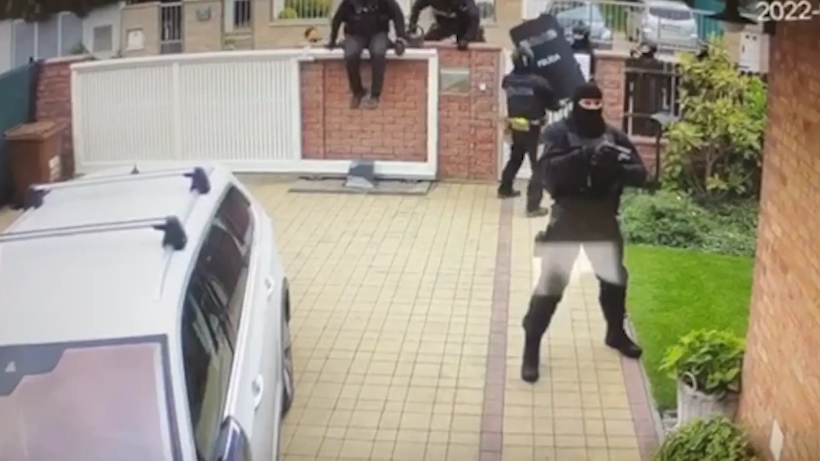 Zásah kukláčov Inšpekcie MV SR vyzeral úplne komicky. Jeden z policajtov pri zoskočení z múru padol na zem. Predvolanie prišlo "doručiť" vyše 10 ozbrojených mužov.