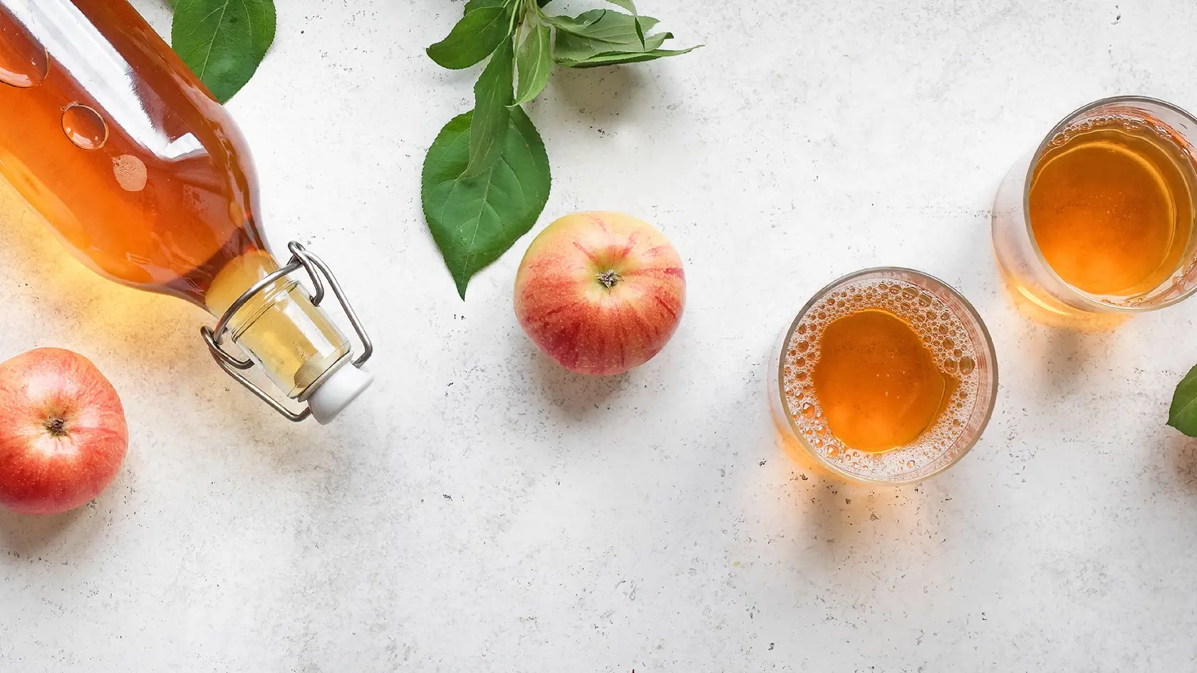 Apple,Cider,Drink,Or,Fermented,Fruit,Drink,And,Organic,Apples