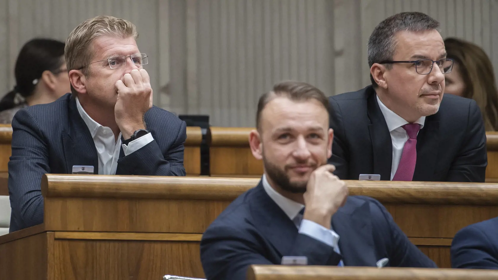Na snímke nezaradení poslanci NRSR zľava Peter Žiga, Matúš Šutaj Eštok a Erik Tomáš po schválení termínu predčasných parlamentných volieb na 30. septembra 2023 počas 82. schôdze NRSR v Bratislave 31. januára 2023. Predčasné voľby do Národnej rady (NR) SR sa budú konať 30. septembra tohto roka. Vyplýva to z uznesenia o skrátení volebného obdobia, ktoré poslanci odsúhlasili v utorkovom hlasovaní. FOTO TASR - Martin Baumann