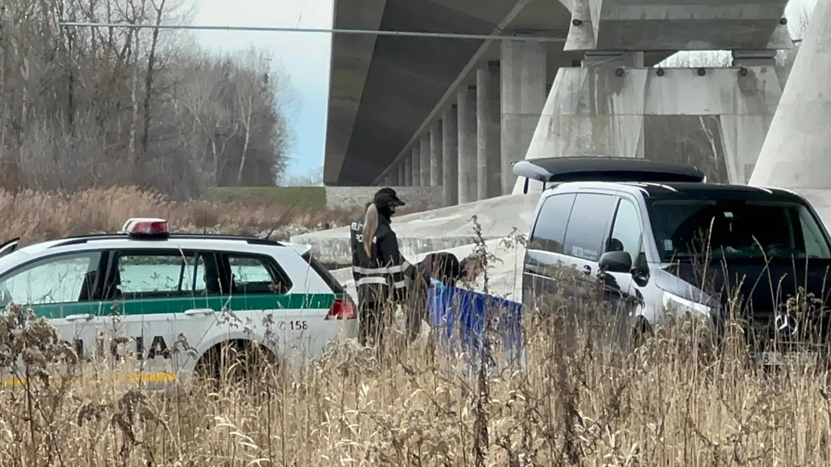 Telo nezvestnej 18-ročnej Terezky bolo nájdené pod mostom pri Dunaji ráno 1. februára 2023. Na snímke polícia a pohrebná služba nakladá jej telo do auta.