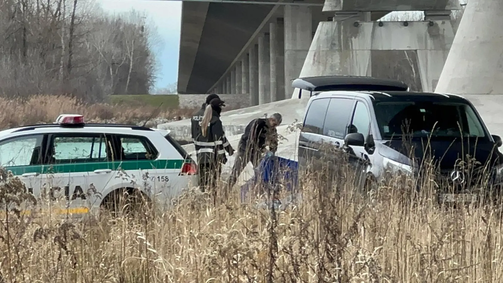 Telo nezvestnej 18-ročnej Terezky bolo nájdené pod mostom pri Dunaji ráno 1. februára 2023. Na snímke polícia a pohrebná služba nakladá jej telo do auta.