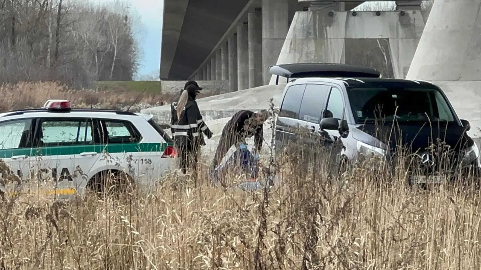 Telo nezvestnej 18-ročnej Terezky bolo nájdené pod mostom pri Dunaji ráno 1. februára 2023. Na snímke polícia a pohrebná služba nakladá jej telo do auta.