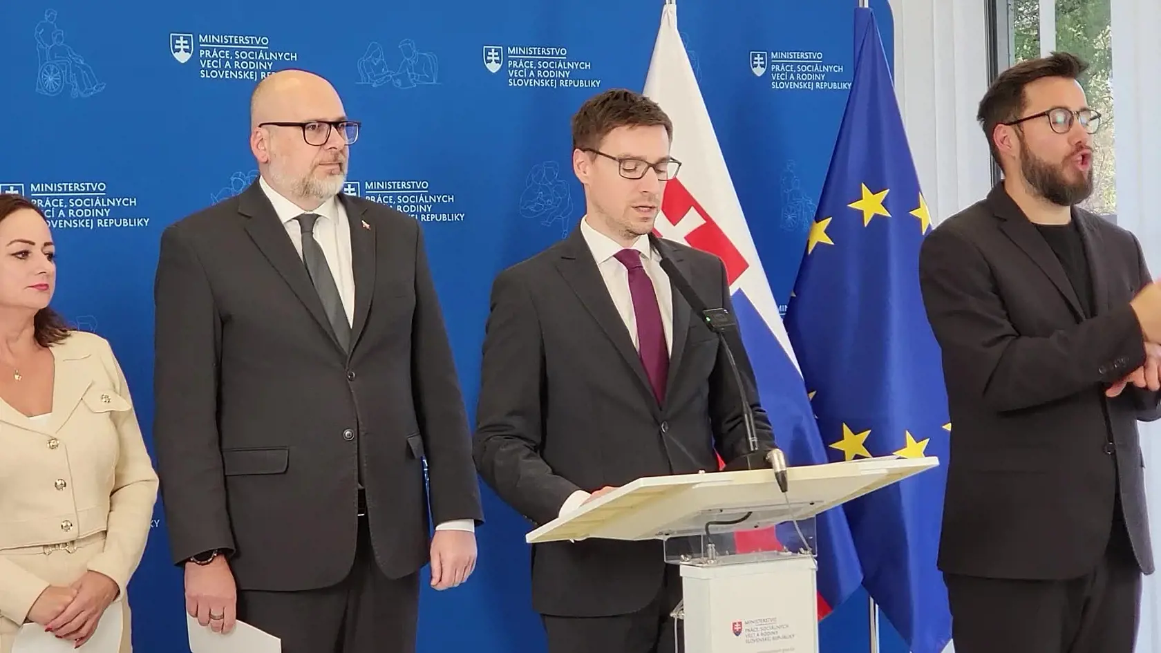 Rezort práce spolu s ministerstvo investícií zverejnili novú výzvu za 8 miliónov eur, ktorá pomôže v regiónoch znevýhodneným ľuďom.