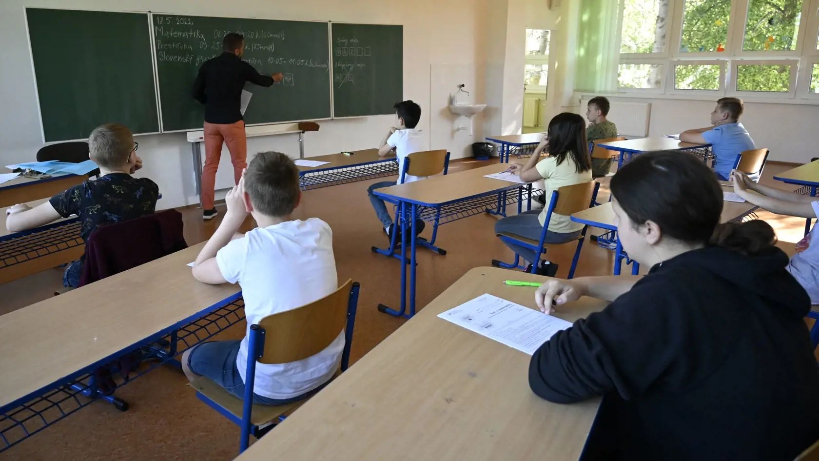 Na snímke piataci počas celoslovenského testovania žiakov 5. ročníka ZŠ na Cirkevnej základnej škole s materskou školou sv. Juraja v Trebišove v stredu 18. mája 2021. FOTO TASR - Roman Hanc