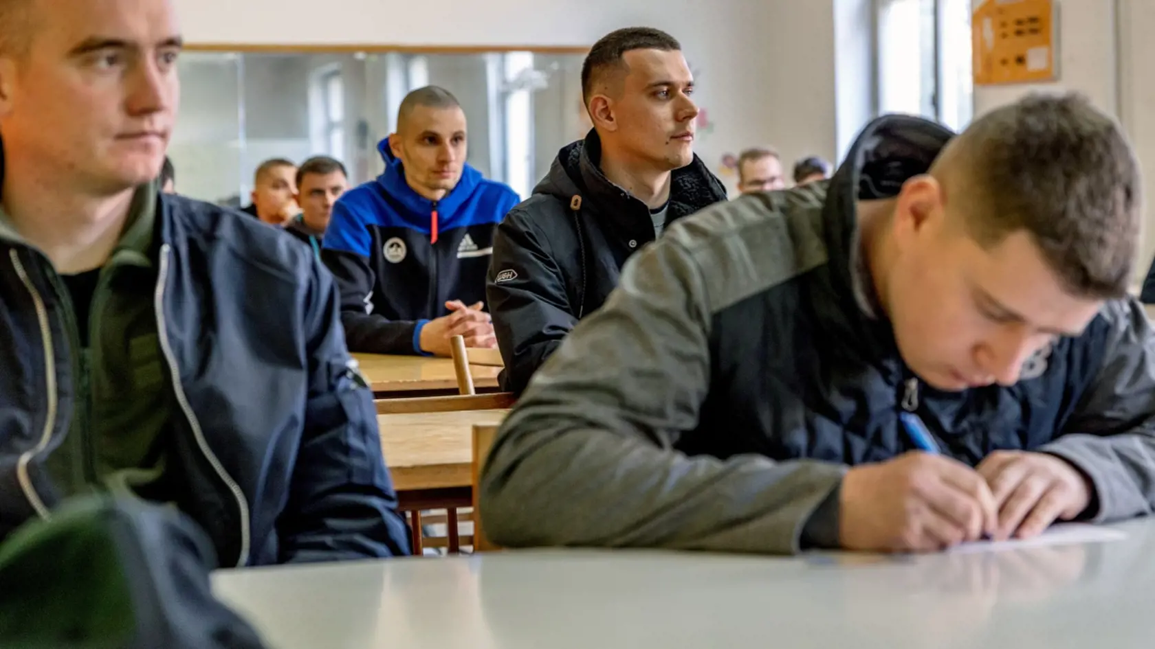 „Práca v ozbrojených silách má svoje špecifiká a my hľadáme vhodných uchádzačov," informuje stránka regrutacia.sk, s tým, že každý záujemca o službu v armáde musí podstúpiť aj psychodiagnostické vyšetrenie.