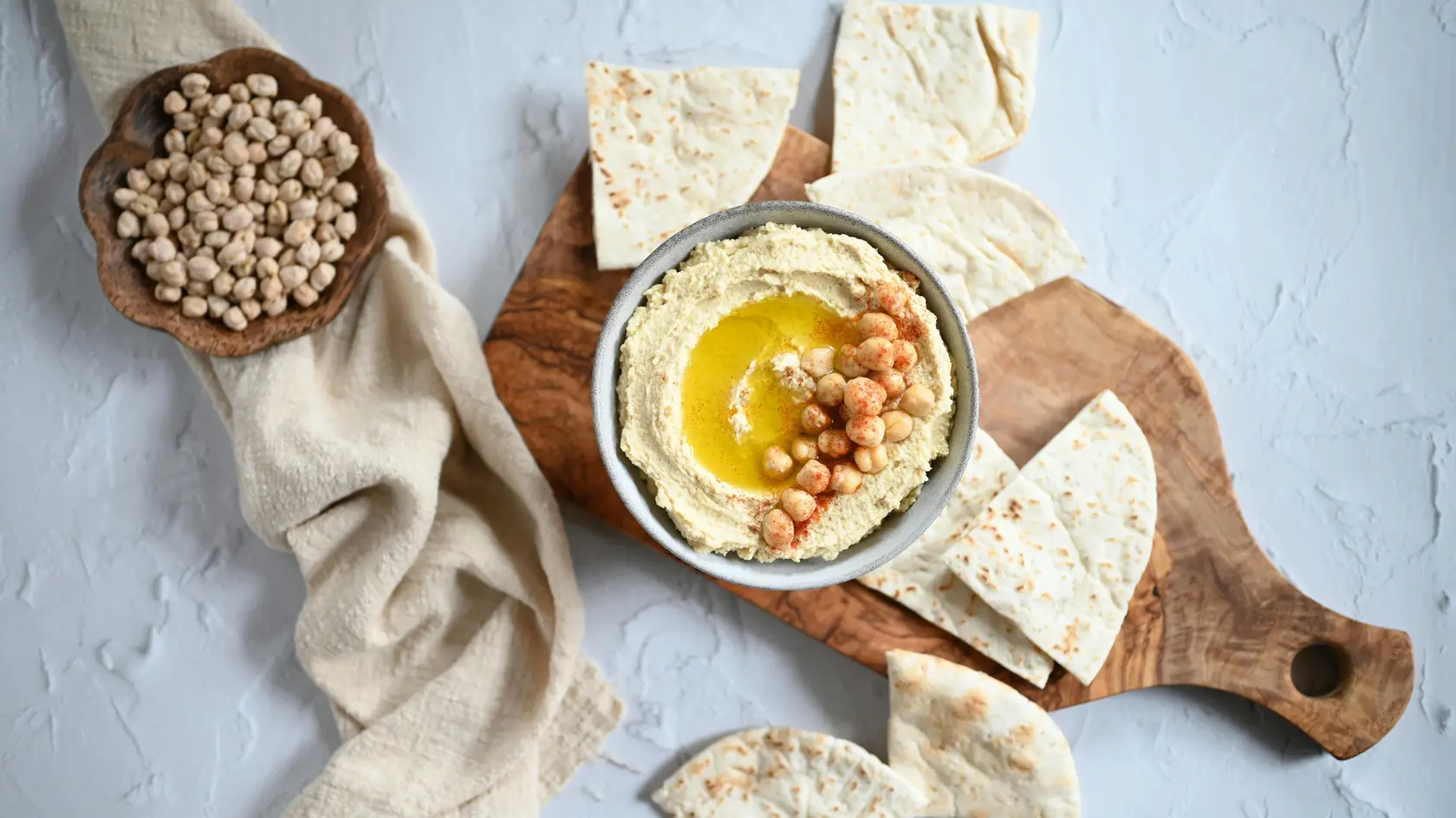 Tahini je základnou ingredienciou humusu. Stačí ho zmiešať s cícerom, cesnakom, citronovou šťavou, olivovým olejom a soľou a máte vynikajúci, zdravý dip.