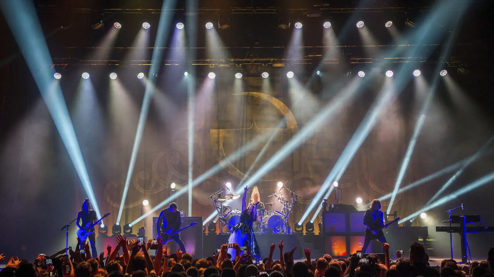 Americká rocková skupina Evanescence vystúpila v rámci svojho turné aj v Budapešti.