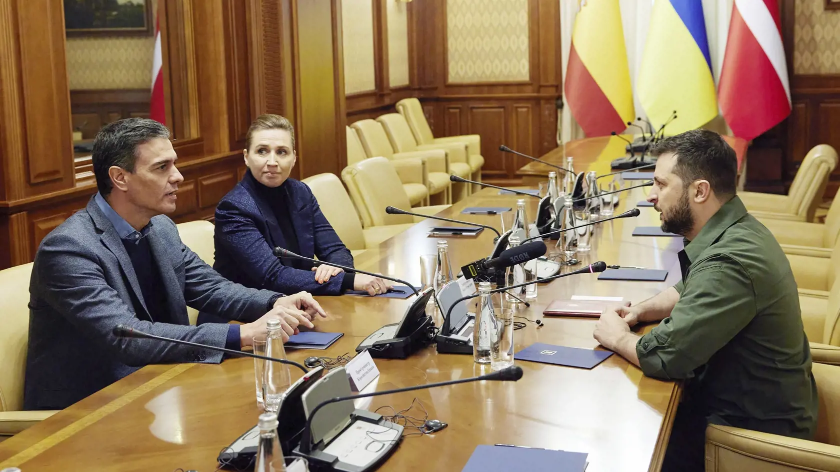 Na snímke zľava španielsky premiér Pedro Sánchez, dánska premiérka Mette Frederiksenová a ukrajinský prezident Volodymyr Zelenskyj počas stretnutia 21. apríla 2022 v Kyjeve.