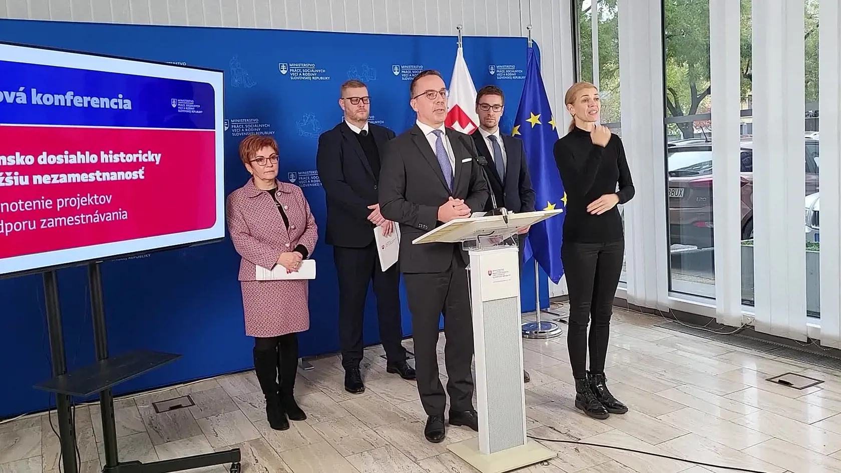 Nezamestnanosť na Slovensku klesla pod 6 % a je na úrovni 5,88 %. Nájsť si prácu dlhodobo nezamestnaným pomáhajú aj štátne príspevky.