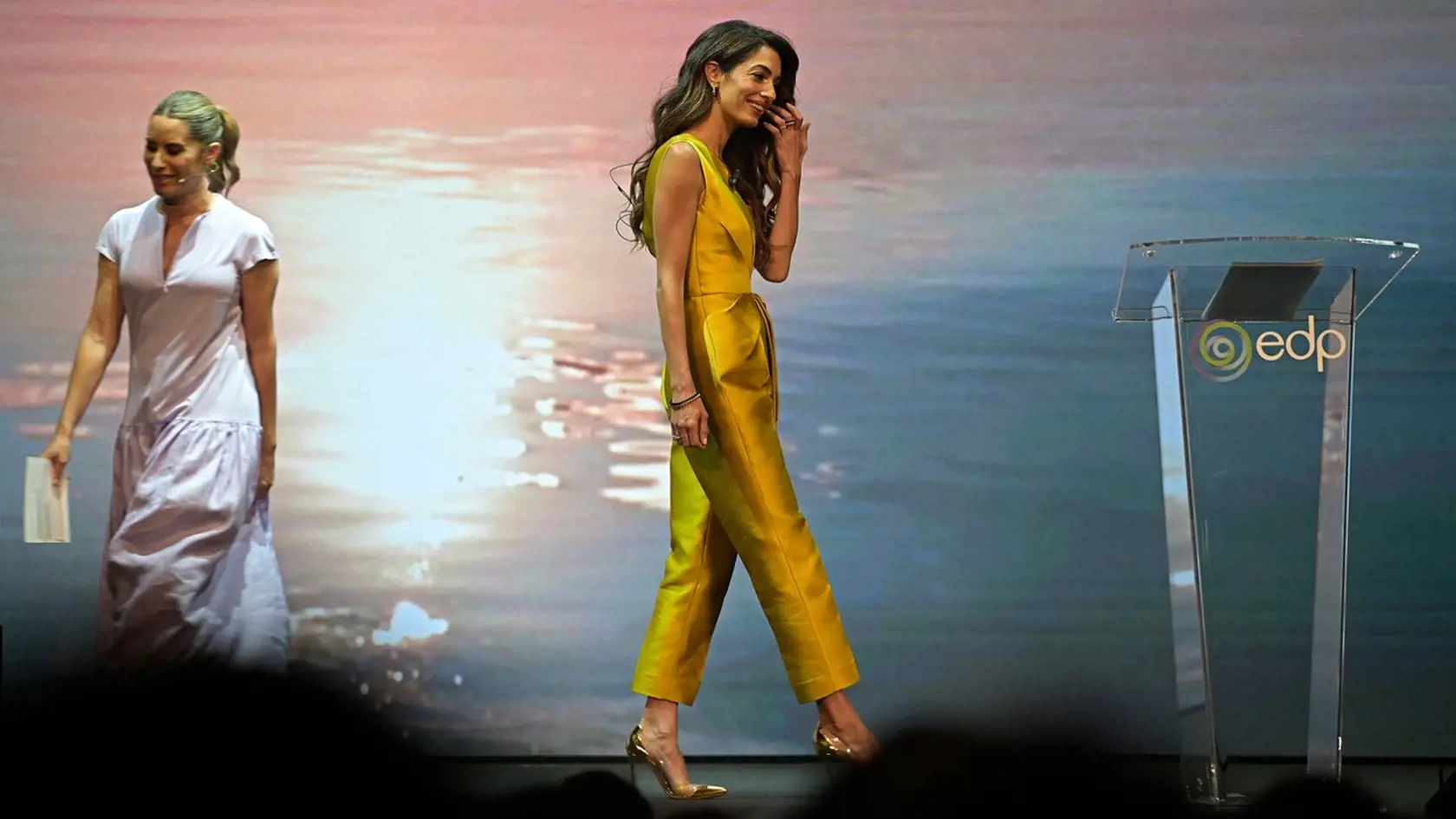Amal Clooney oslnila v saténovom overale