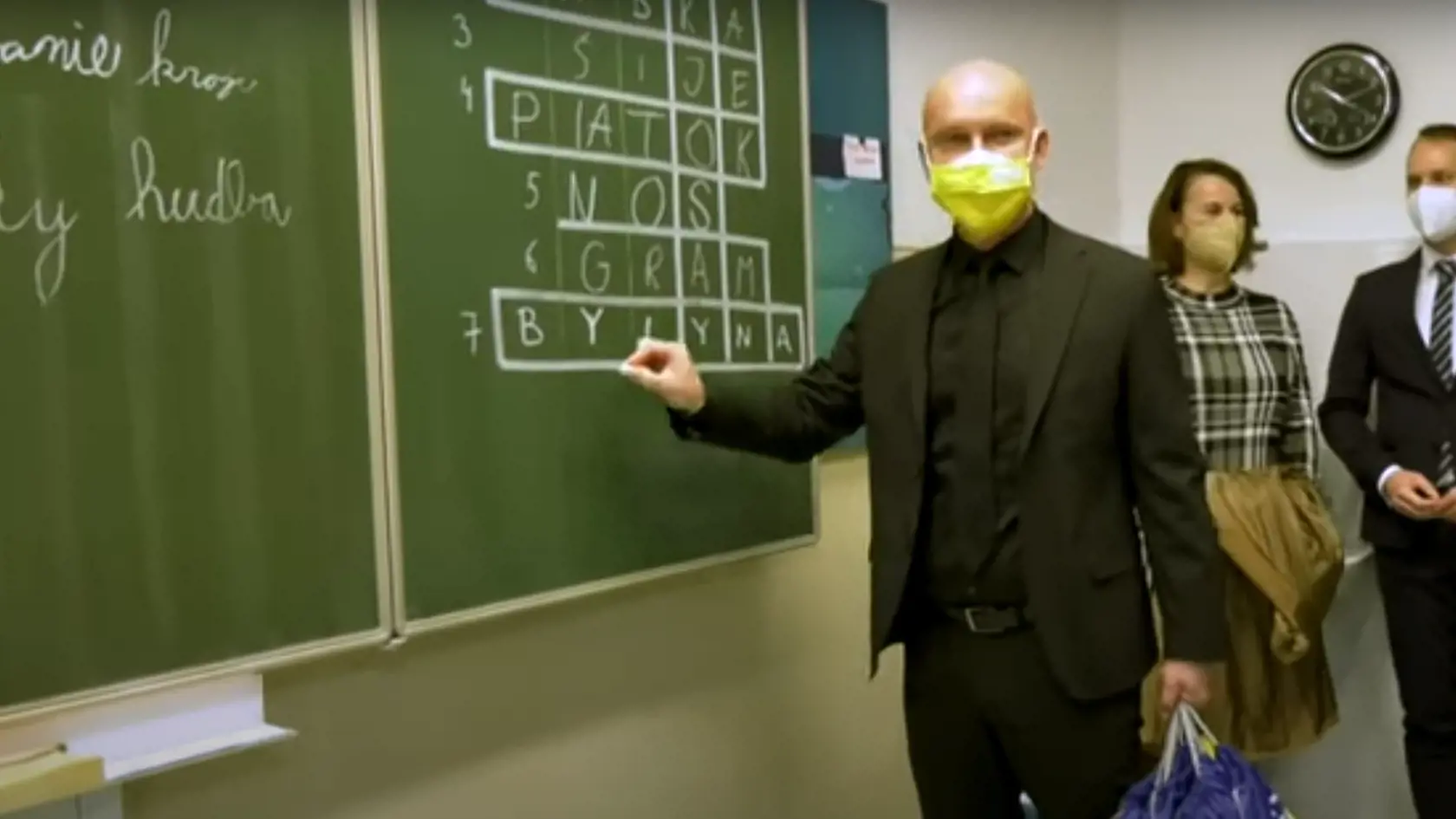 Rezort školstva sa odvolával na reportáž miestnej televízie, že niekto úmyselne vytrhol veci z kontextu.