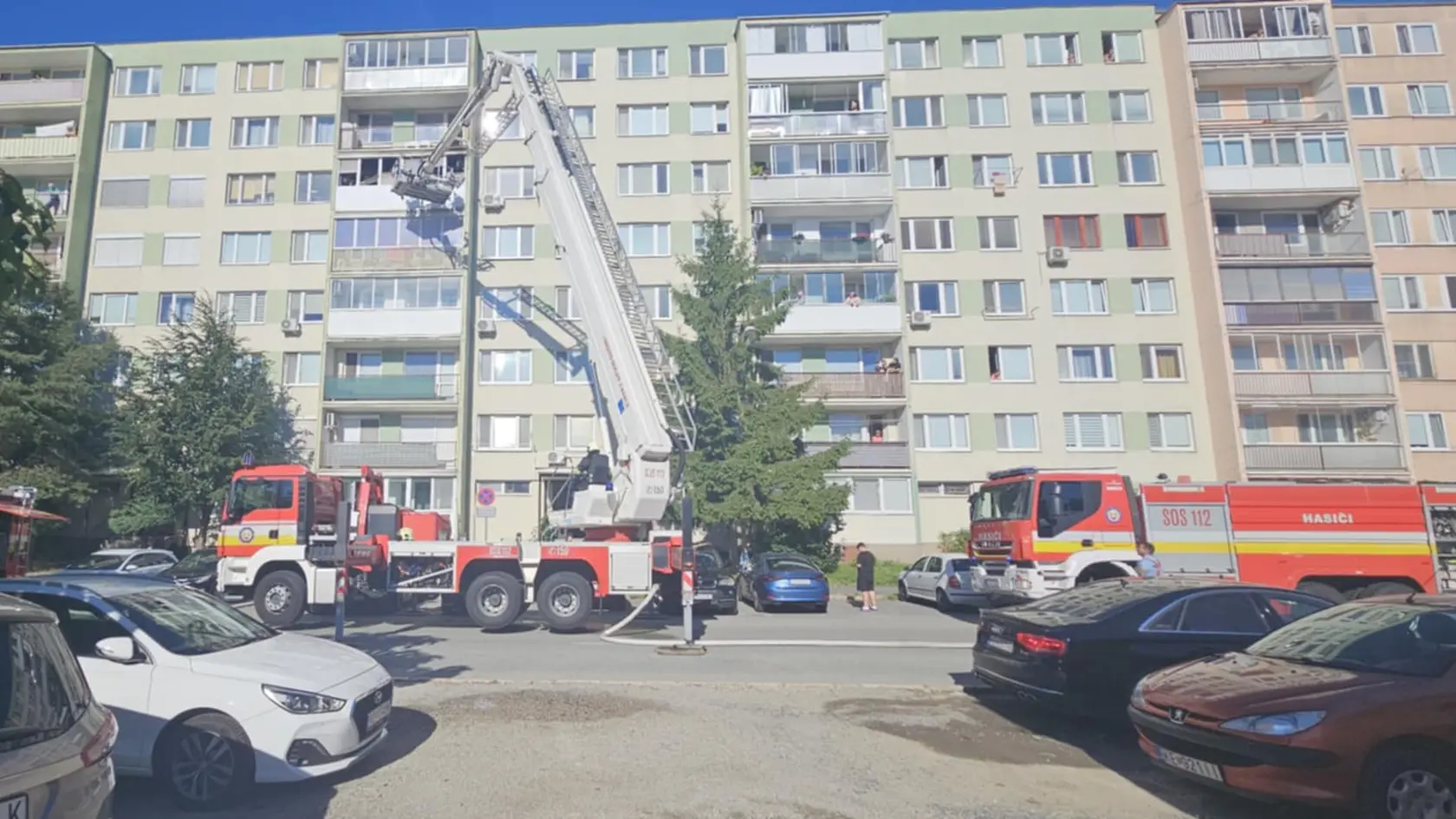 Hasiči zasahujú pri požiari bytu v Košiciach.