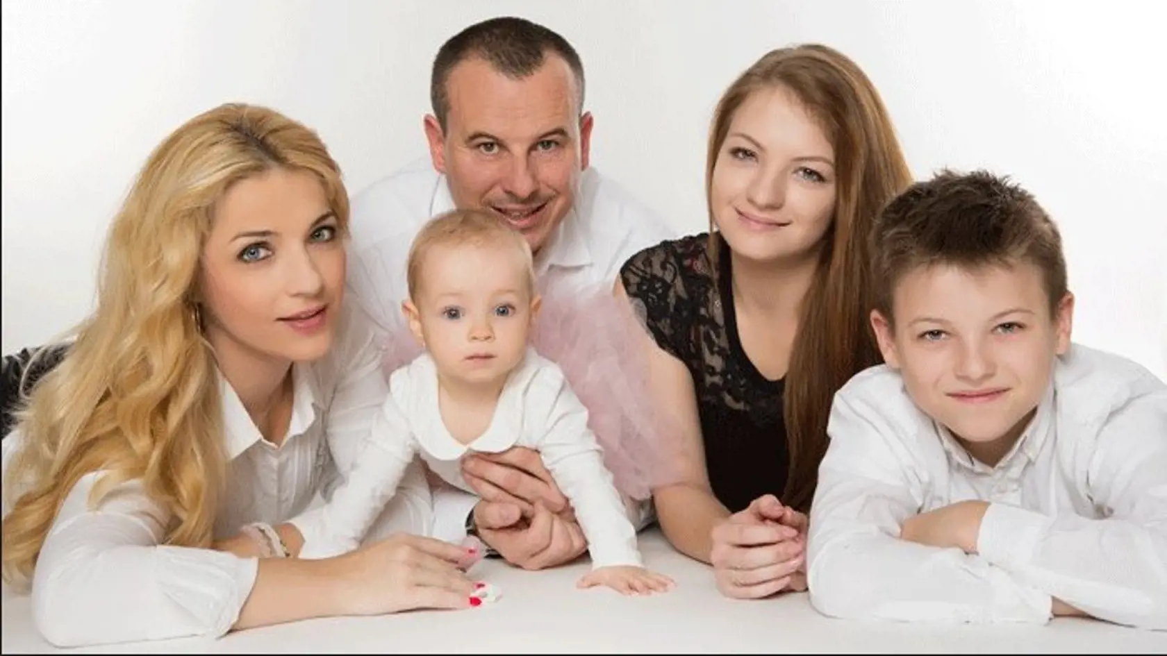 Martina v čase, keď bola šťastná. Na fotke s celou rodinkou.