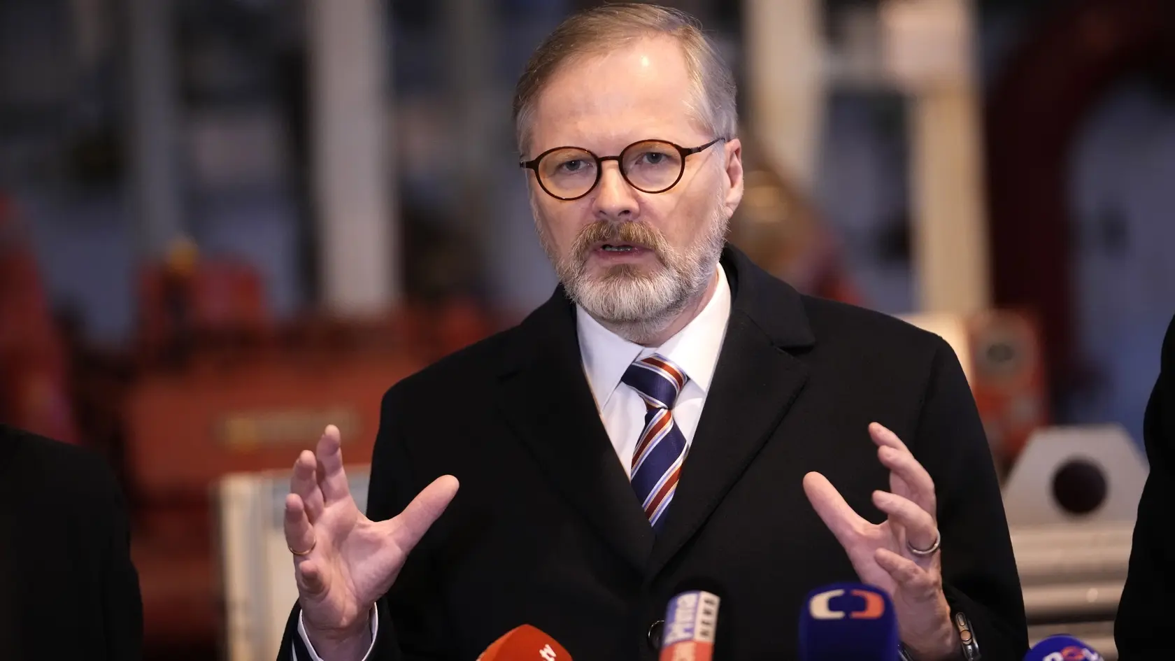 Za napadnutie účtu českého premiéra Petra Fialu na sociálnej sieti X hrozia páchateľovi až tri roky väzenia. Polícia prípad vyšetruje ako neoprávnený prístup a zásah do počítačového systému. Vo štvrtok to s odvolaním sa na hovorkyňu pražskej polície Evu Kropáčovú uviedla stanica ČT24.