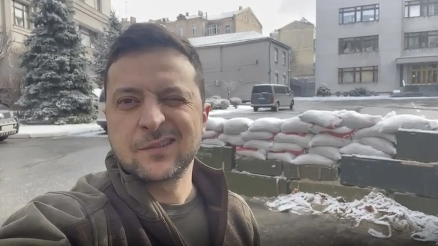 Ukrajinský prezident Volodymyr Zelenskyj žmurká počas natáčania videa v Kyjeve v utorok 8. marca 2022.