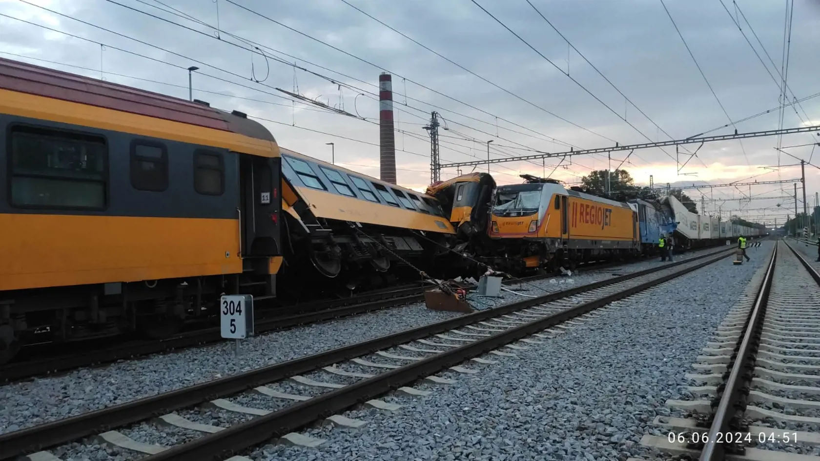 V Pardubiciach sa zrazil rýchlik s nákladným vlakom, zomreli 4 ľudia.