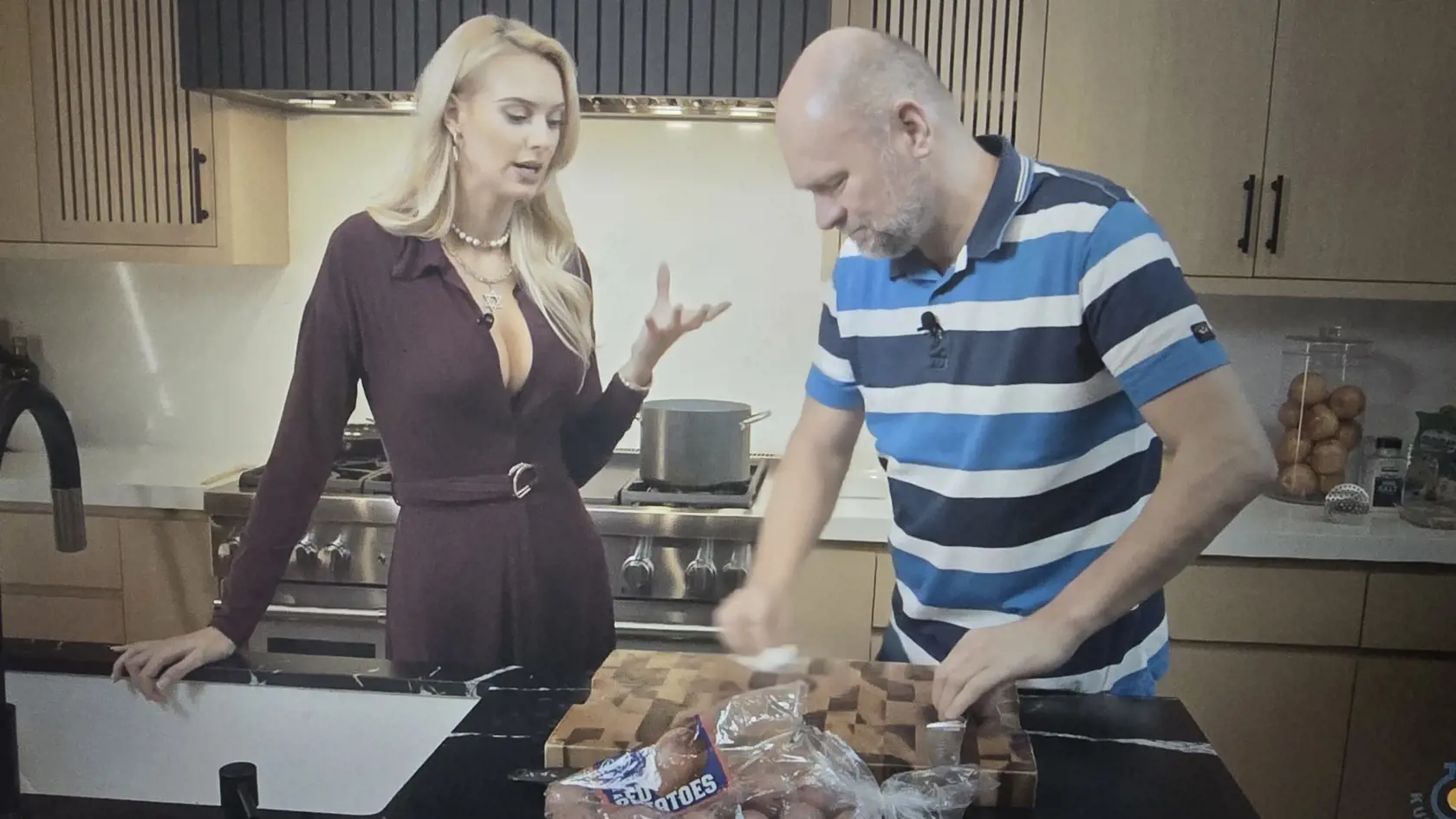 Sexi Veronika Rajek Sulíka poriadne zaujala. Ten mal čo robiť, aby sa jej dokázal pozerať len do očí. Hádajte, čo mu o svojom poprsí všetko prezradila...