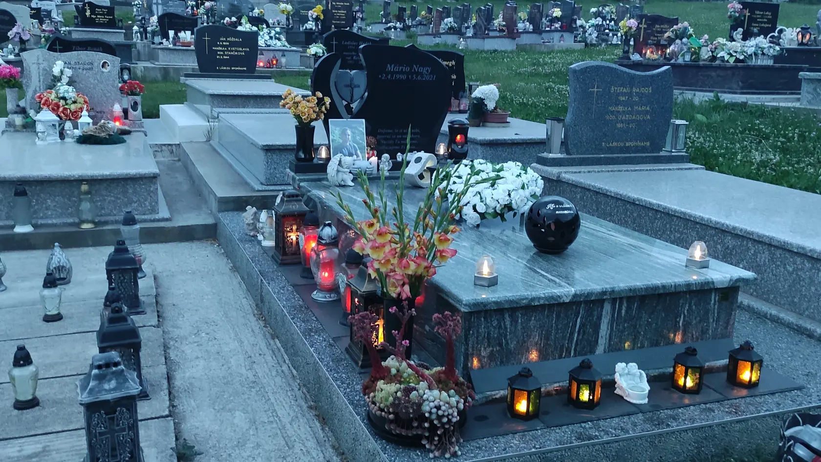 Hrob tragicky zosnulého posunovača Mária Nagya (†31) z Košíc je stále zaplavený kvetmi a kahancami s horiacimi sviečkami. Na jednom z nich je podobizeň nebohého.
